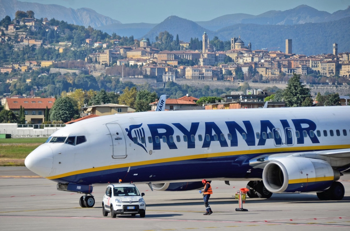Drakońskie sceny na lotniskach. Ryanair oszukuje na miernikach bagażu?