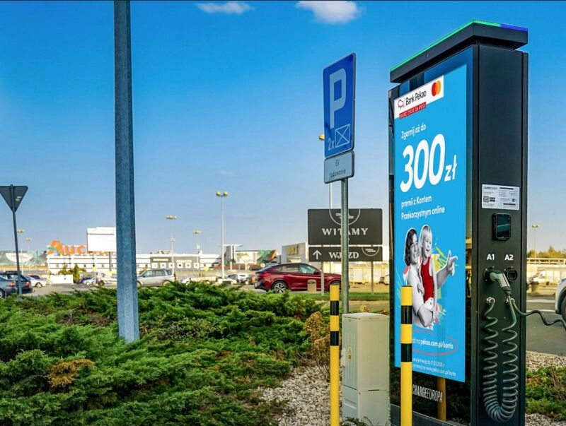 Nowe miejsca z ładowarkami elektryków. Przy marketach Auchan pojawią się stacje ładowania