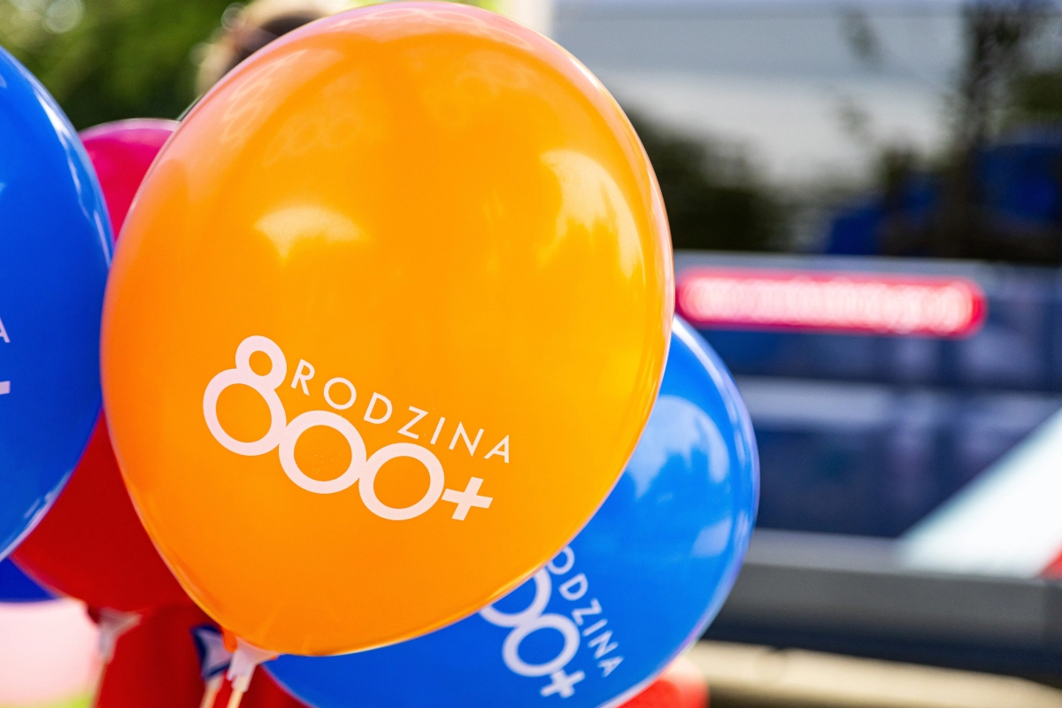 Podwójne wypłaty 800+ jeszcze przed majówką. ZUS szykuje przelewy