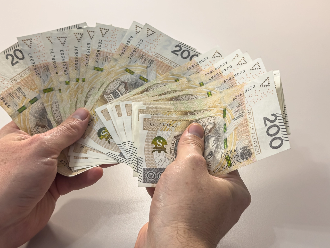 Prawie 4 mln podatników musiało oddać fiskusowi podatek. Wyższa była też kwota dopłaty