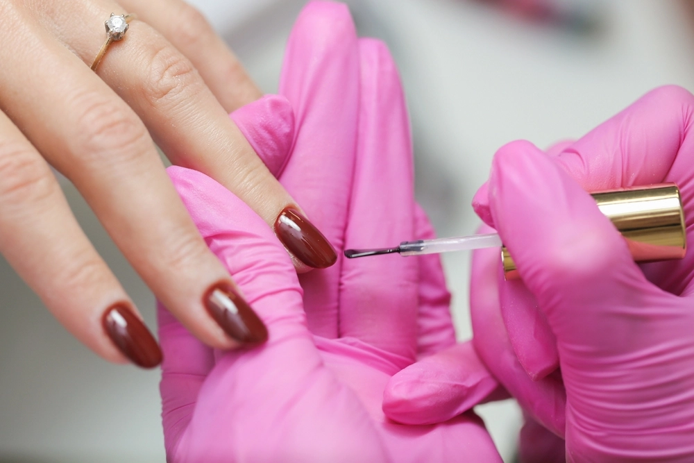 Z odpadów do luksusu. Grafenowe cząstki w hybrydach do paznokci