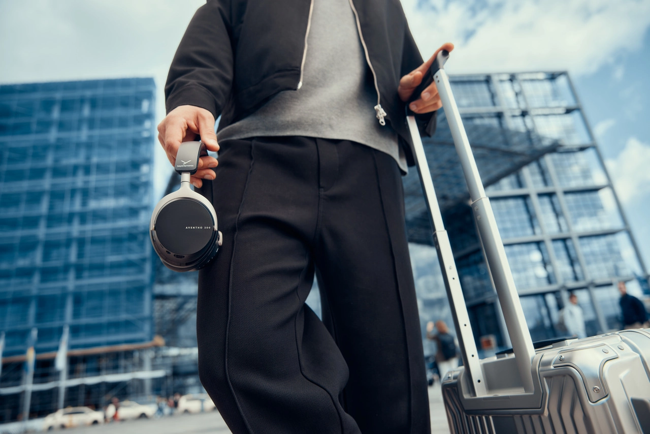 Niezawodny towarzysz podróży służbowych. Nowe bezprzewodowe słuchawki beyerdynamic AMIRON