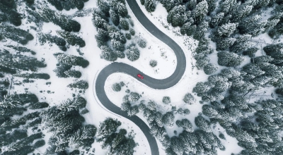 Polscy kierowcy przed zimą: obowiązkowi w zmianie opon, z wysokimi przebiegami i z lękiem przed mgłą