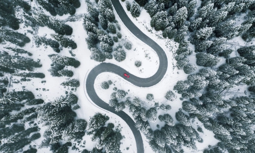 Polscy kierowcy przed zimą: obowiązkowi w zmianie opon, z wysokimi przebiegami i z lękiem przed mgłą