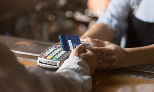 44 mln kart płatniczych podzieli los znikających bankomatów?