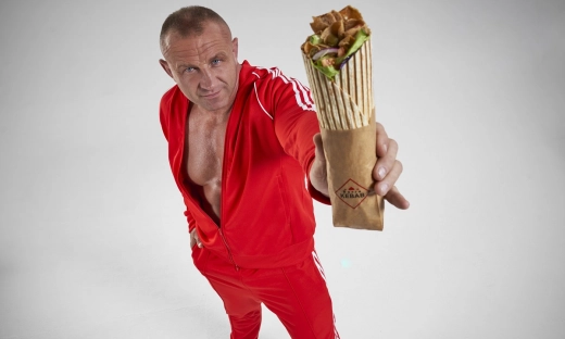 Mariusz Pudzianowski został twarzą kebabów. "Jem z umiarem, dlatego jest miejsce na kebab"