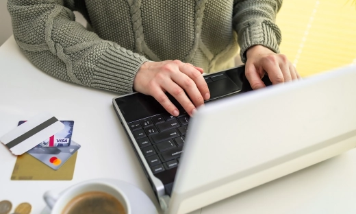 Seniorzy kupują coraz więcej w internecie. Raport