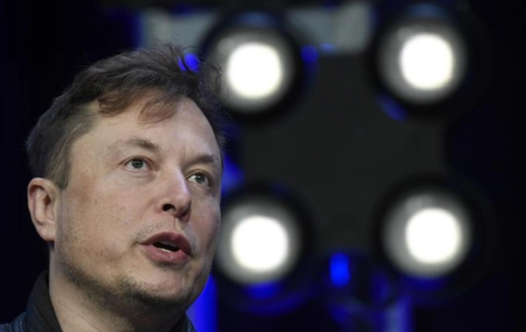 Elon Musk sprzedał akcje Tesli o wartości 3,95 mld dol. Miał tego nie robić