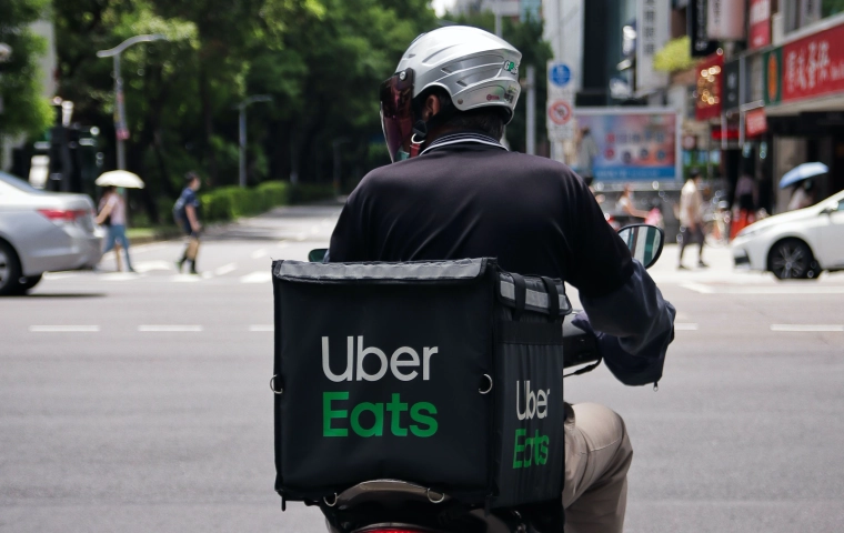 Uber Eats dowiezie wódkę. Firma kupiła za 1 mld dol. platformę do zamawiania alkoholu