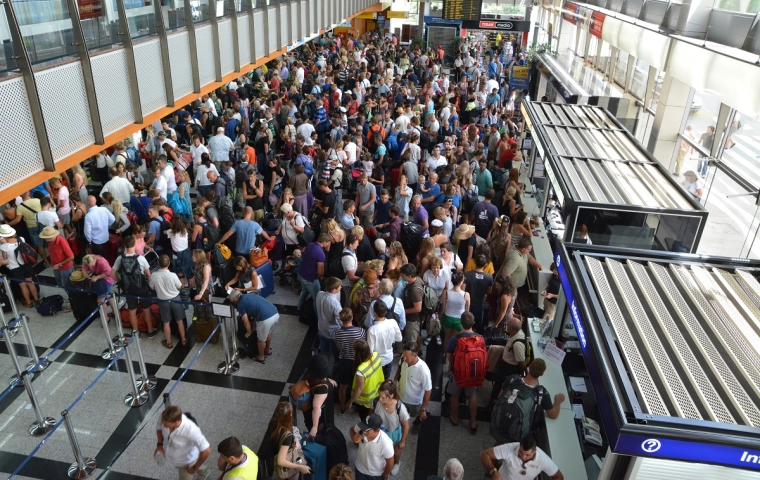 Paraliż na lotniskach w Europie: strajki pracowników