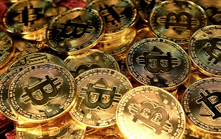 Jedna trzecia 50-latków inwestuje w krypto i Bitcoina