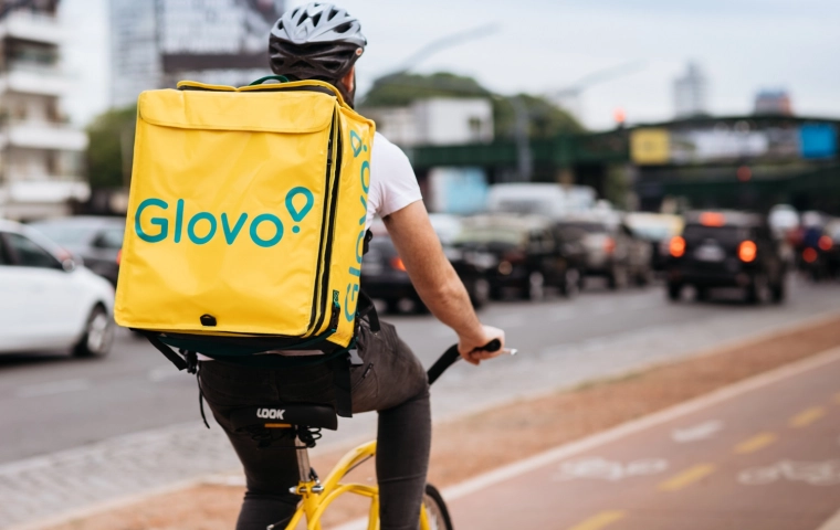 UOKiK stawia zarzuty Glovo. "Klienci nie wiedzieli, ile wyniesie opłata za zamówienie"