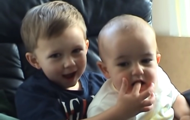Amatorskie wideo Charlie Bit My Finger sprzedane jako NFT za 2,78 mln zł