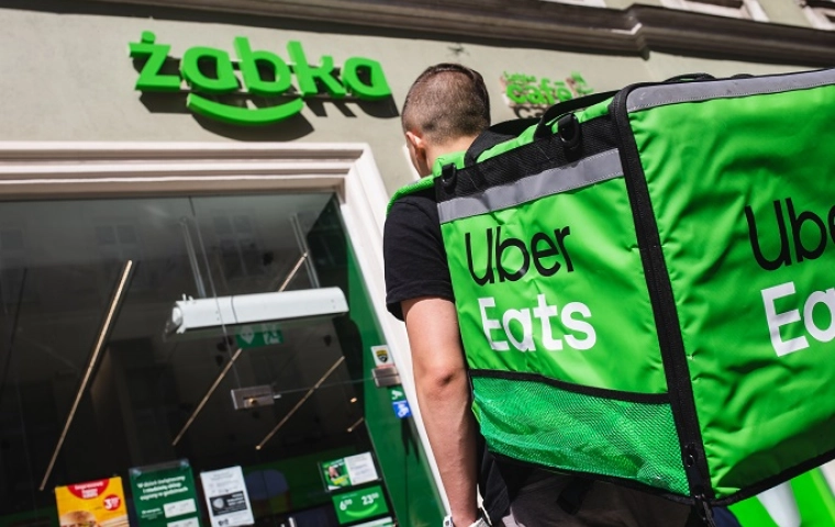 Uber Eats dowiezie zakupy z Żabki do domu. Rusza nowa usługa