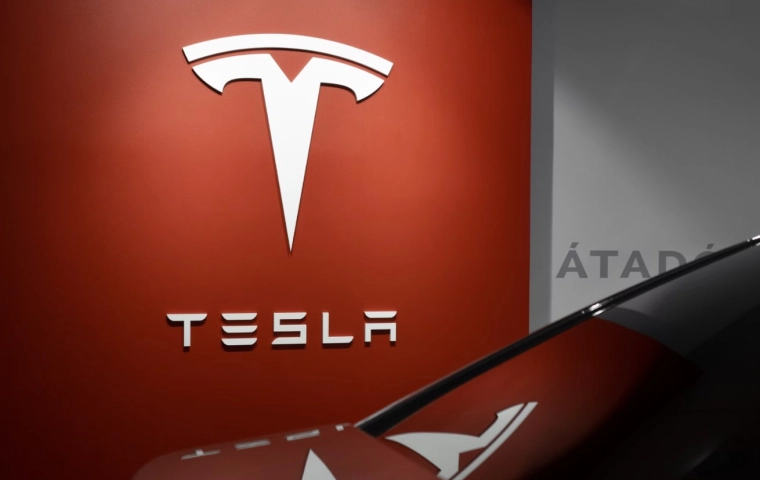Tesla osiąga wycenę ponad 1 bln dolarów. Facebook w dół
