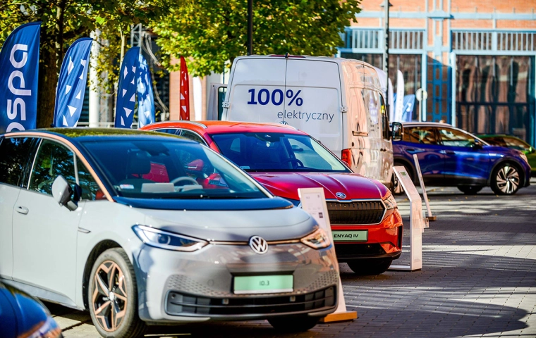 Pod prąd. Samochody elektryczne zdominują polskie miasta