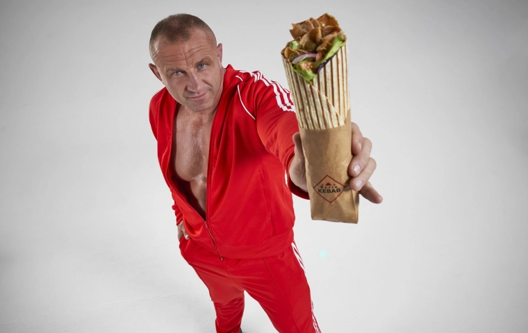 Mariusz Pudzianowski został twarzą kebabów. "Jem z umiarem, dlatego jest miejsce na kebab"