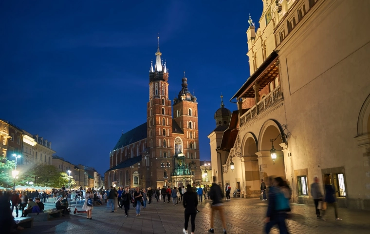 Nocna prohibicja w Krakowie - biznes w zależności od branży załamuje lub zaciera ręce