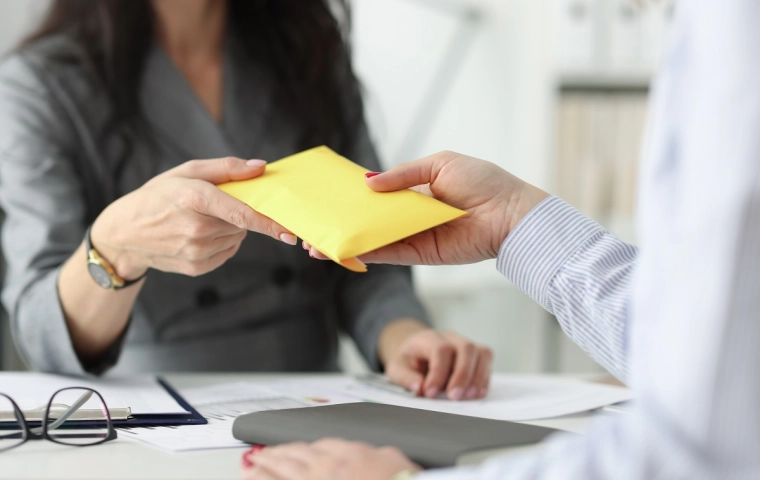 Bez pieniędzy, bez zaliczki od szefa. Pogłębiają się finansowe problemy Polaków