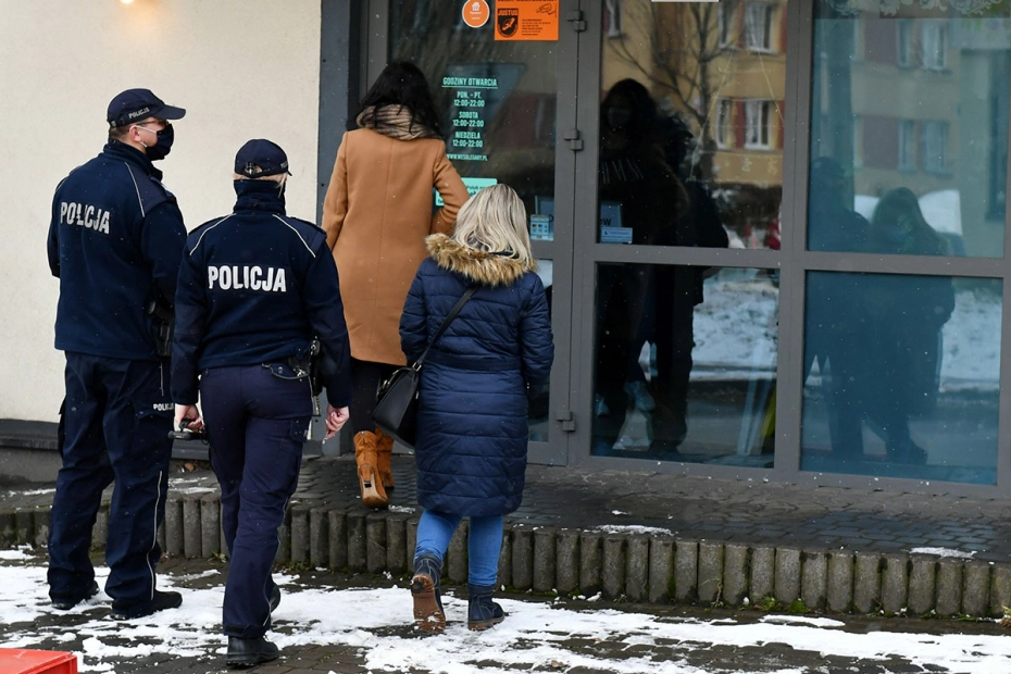Kontrola policji i sanepidu, fot. East News