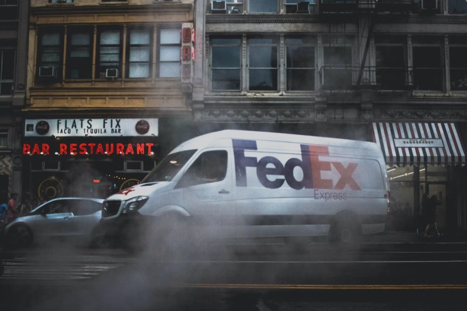 Akcje FedEx spadły w piątek o 21% / Fot. Liam Keva