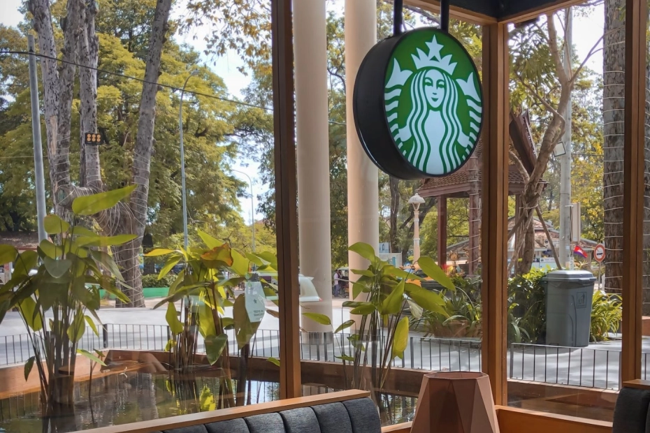 Starbucks stawia na sklepy i technologie / Fot. S.