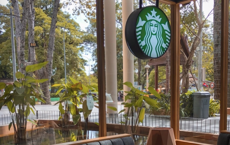 Starbucks przewiduje wzrost zysków z technologii i sklepów