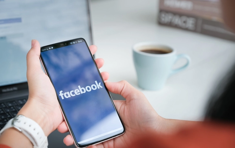 Facebook nadmiernie czerpał z baterii smartfonów?