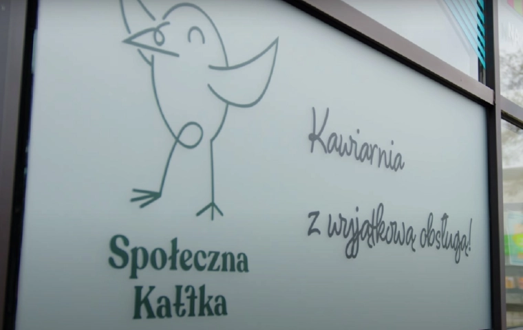 Społeczna Kaffka w Krakowie. Nietypowa kawiarnia połączyła Rafała Sonika i Artura Czepczyńskiego