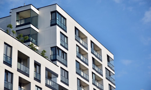 Deweloperzy omijają limity rządowego kredytu na mieszkania. Ceny rosną, a klienci ryzykują