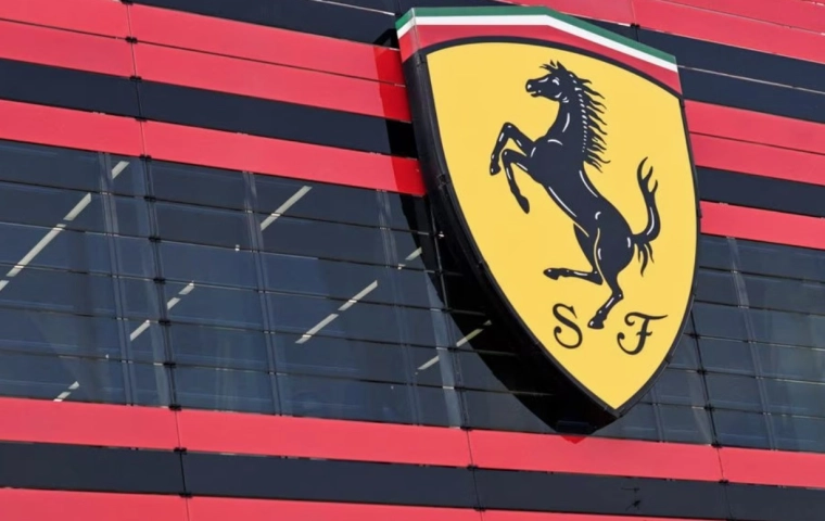 Ferrari przyjmie twoje kryptowaluty. Kupisz samochód za Bitcoina