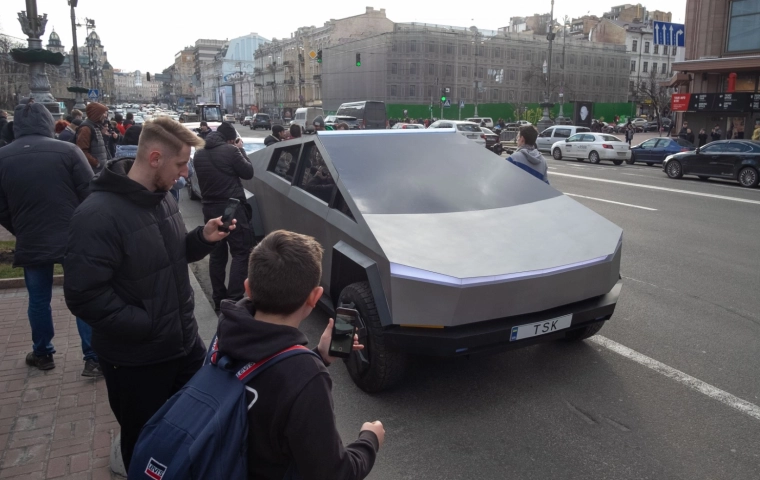 Tesla Cybertruck już jest. Inwestorzy liczą na "efekt halo"