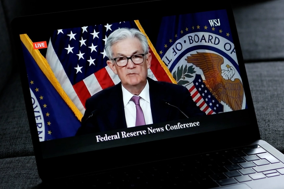Przewodniczący Fed Jerome Powell mówi, że rozmowy o obniżaniu stóp procentowych są "przedwczesne"