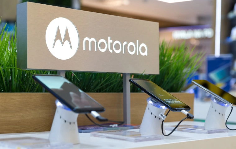 Lenovo stawia na swoją markę smartfonów Motorola