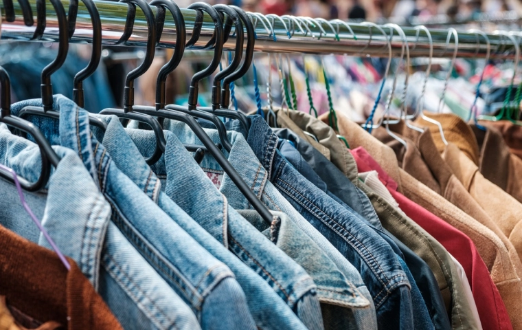 Carrefour płaci za używane ubrania: Kupony za odzież second-hand