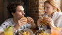 Polacy jeszcze bardziej lubią fast food. Jaki rodzaj jedzenia najchętniej wybierają?