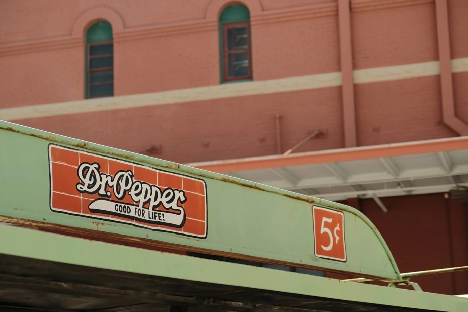 Retrobus, z którego sprzedawano napoje gazowane Dr Pepper przed laty. Texas, USA.