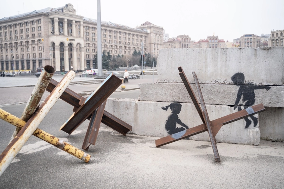 Kijów. Praca artysty Banksy'ego, przy punkcie obrony przeciwczołgowej.