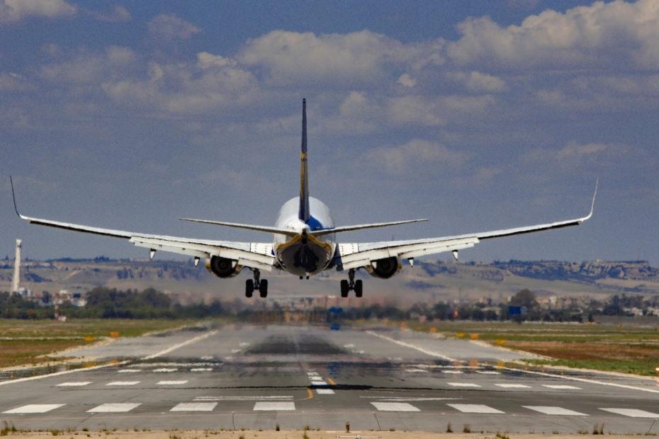 Lądowanie awaryjne samolotu. Co to najczęściej oznacza i czy to powód do paniki?