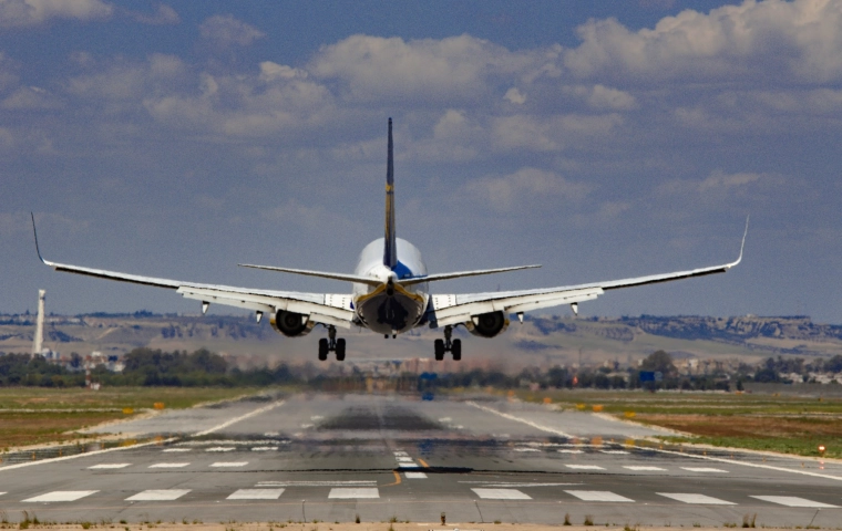 Lądowanie awaryjne samolotu. Co to najczęściej oznacza i czy to powód do paniki?
