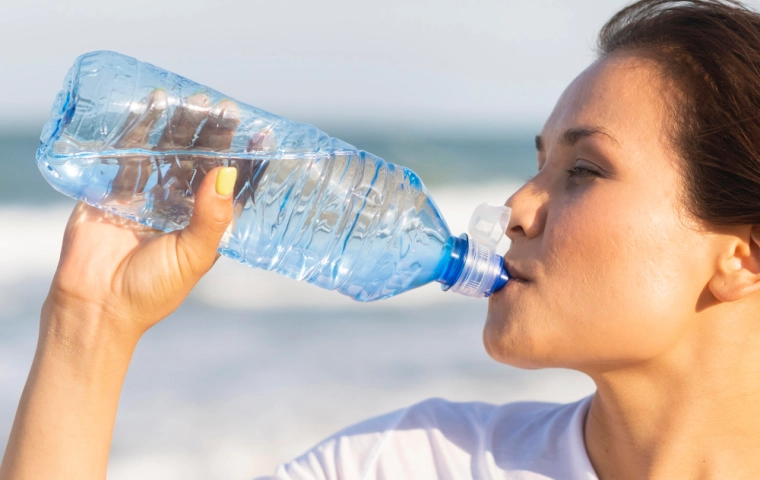 Naukowcy informują, że woda w plastikowej butelce po wystawieniu na słońce może zawierać szkodliwe substancje