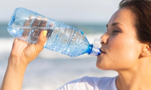 Naukowcy informują, że woda w plastikowej butelce po wystawieniu na słońce może zawierać szkodliwe substancje