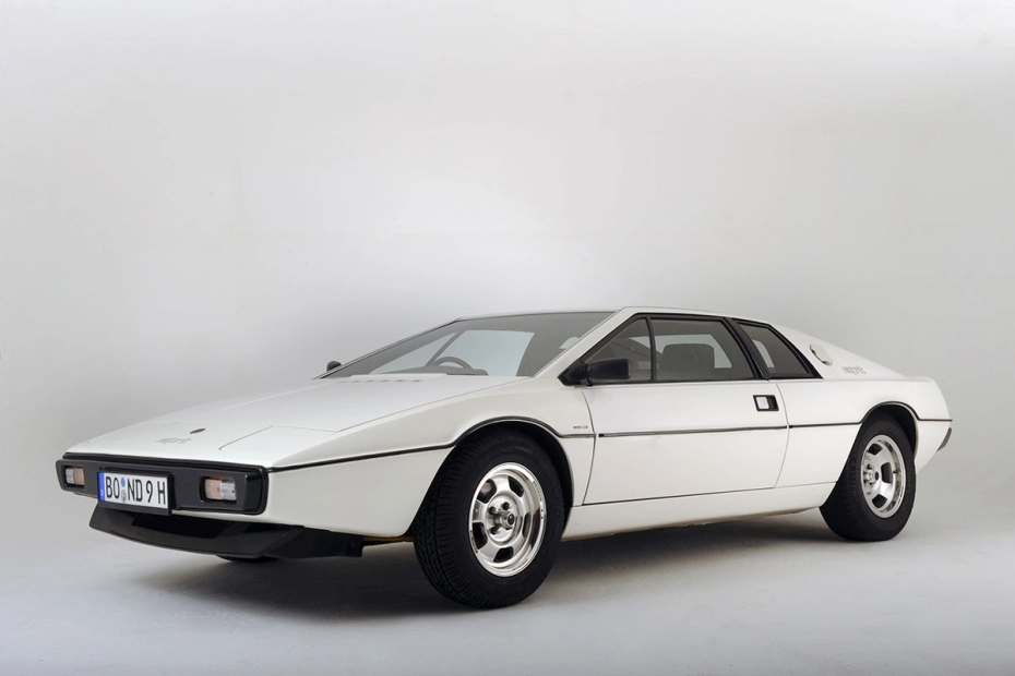 Lotus Esprit 1977 z filmu z Jamesem Bondem potrafił pływać i jeździć po plażowym piasku.