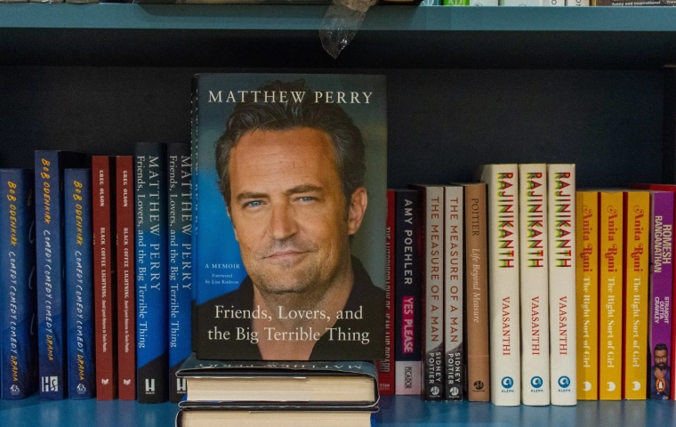 Matthew Perry. Co o sukcesie w biznesie mogą powiedzieć biografie celebrytów