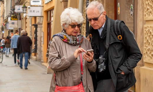 Waloryzacja emerytur 2025. Seniorzy dzisiaj dostaną pierwsze przelewy. Jakie kwoty?