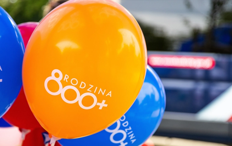 Podwójne wypłaty 800+ jeszcze przed majówką. ZUS szykuje przelewy