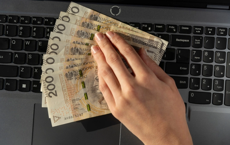 Dodatkowa pensja dla osób na umowie o pracę. Jak złożyć wniosek?