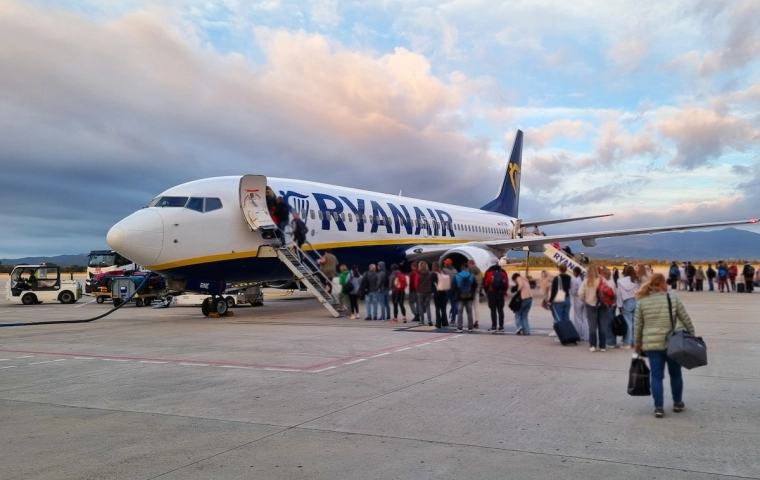 Drakońskie sceny na lotniskach. Ryanair oszukuje na miernikach bagażu?