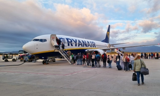 Drakońskie sceny na lotniskach. Ryanair oszukuje na miernikach bagażu?