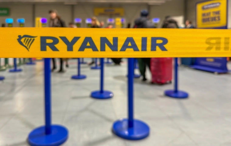 Obsługa Ryanair zarabia na dopłatach do bagażu? Możliwy konflikt interesów